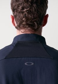 Oakley LATITUDE LIGHT VEST - Brezrokavnik - blackout