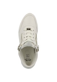 Valkoiset sneakerit, joissa on sileä nahkapinta, nauhakiristys edessä, sivuvetoketju ja huomaamattomat ompeluyksityiskohdat. Sisäpuolella on pehmustettu sissole.