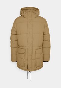 Tan pufferjakke med hætte, featuring quiltet design, to frontlommer og justerbar kant. Blødt, tekstureret materiale.