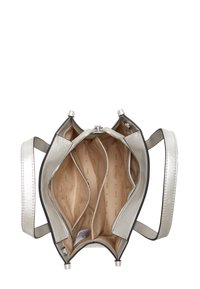 Borsa strutturata in argento metallico, con un interno a più scomparti dalla texture liscia e fodera in tessuto tono su tono. Dettagli in metallo argentato.