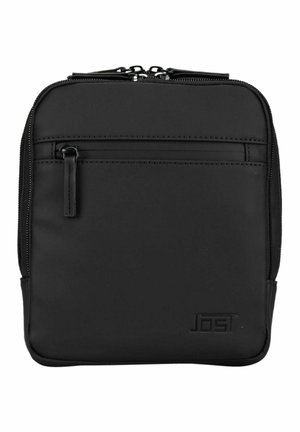 Sac bandoulière carré noir avec poche avant zippée, fermeture supérieure à double glissière et logo Jost embossé dans le coin inférieur droit.
