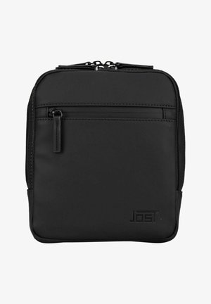 Sac bandoulière carré noir avec poche avant zippée, fermeture supérieure à double glissière et logo Jost embossé dans le coin inférieur droit.