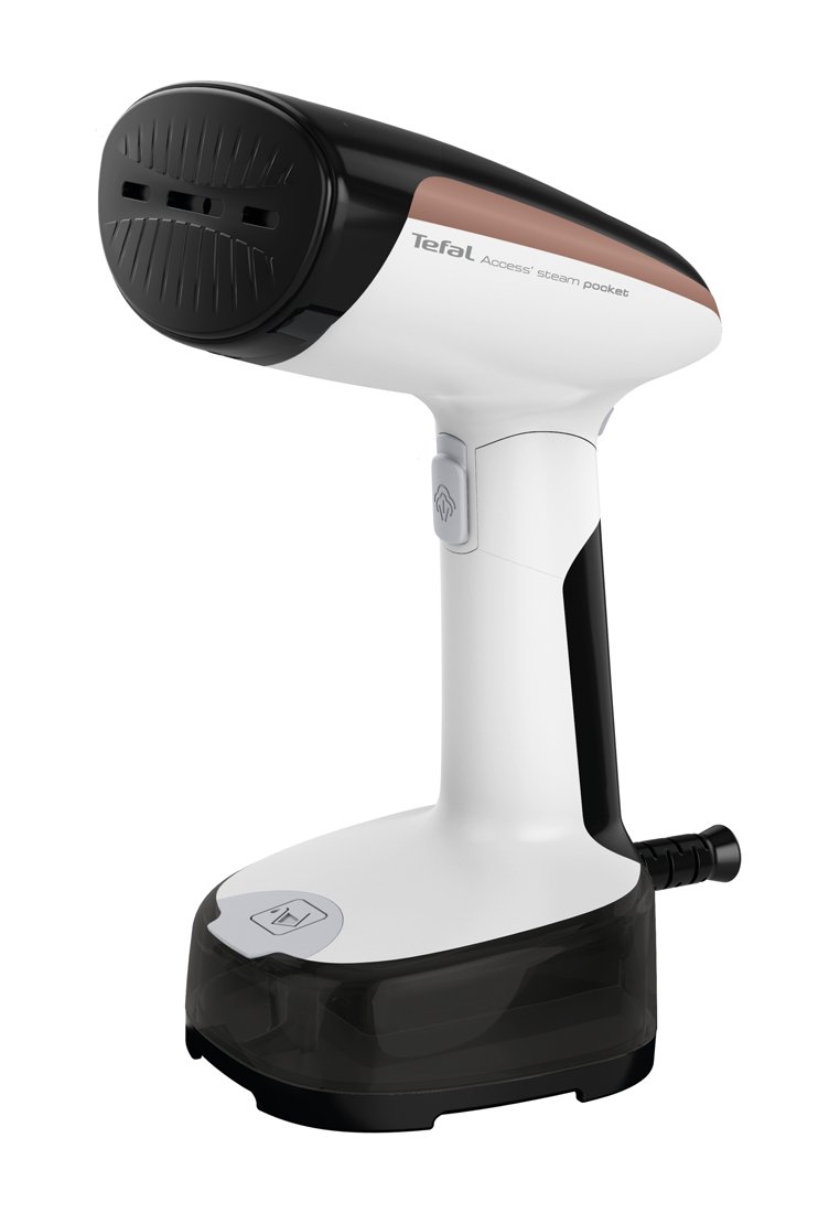 Handgestoomde strijkijzer met een zwarte bovenkant en een witte behuizing. Beschikt over een doorzichtig waterreservoir en een bedieningsknop. Compact ontwerp voor gemakkelijke handling.