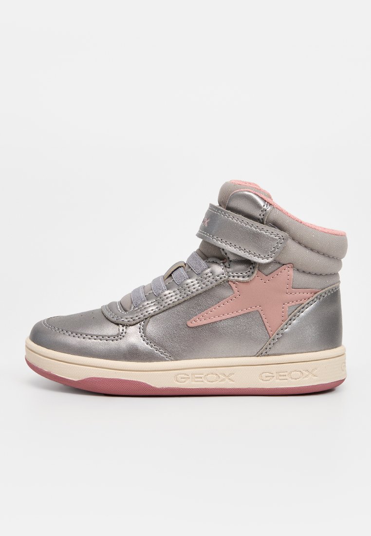 High-Top Sneaker in metallischem Grau mit rosa Akzenten. Verfügt über ein Sternenmotiv, Schnürsenkel und einen Klettverschluß sowie eine cremefarbene Sohle.