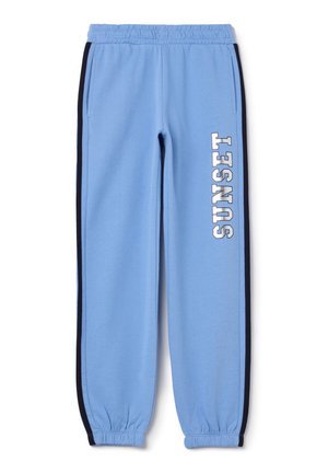 Lichtblauwe trainingsbroek met zwarte zijkanten. Elastische tailleband en geborduurde enkels. "SUNSET" verticaal in het wit gedrukt op het linkerpantalon.