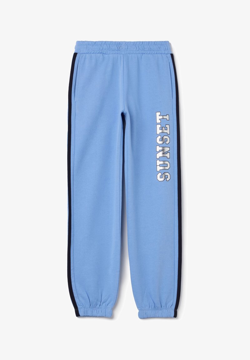 Lichtblauwe trainingsbroek met zwarte zijkanten. Elastische tailleband en geborduurde enkels. "SUNSET" verticaal in het wit gedrukt op het linkerpantalon.