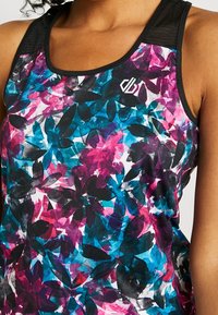 Camiseta sin mangas deportiva con un vibrante patrón floral en tonos de rosa, azul y negro, con un ribete negro y un detalle de logo.