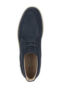 Marineblauwe suède schoen met een ronde neus, twee oogjes voor veters en een contrasterende beige rubberen zool. Interieur bevat merkdetails.