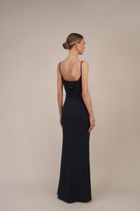 Vestido longo até ao chão, azul marinho, com costas drapeadas. Apresenta alças finas e um detalhe em renda. Feito de um tecido elástico para um silhueta ajustada.