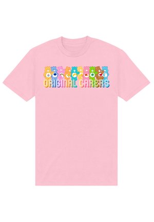 Lyserød bomulds T-shirt med farverige tegneserie-bjørne grafik og teksten "ORIGINAL CARERS" med fet skrift i multicolore bogstaver på forsiden.