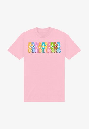 Růžové bavlněné tričko s barevnými grafikami vtipného medvěda a textem "ORIGINAL CARERS" v tučných, multibarevných písmenech na přední straně.