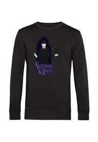 Sudadera negra con una figura gótica en rayas sosteniendo un cuervo, enmarcada por una ventana arqueada, con el texto "Sombras de Noche y Cuervos" debajo.