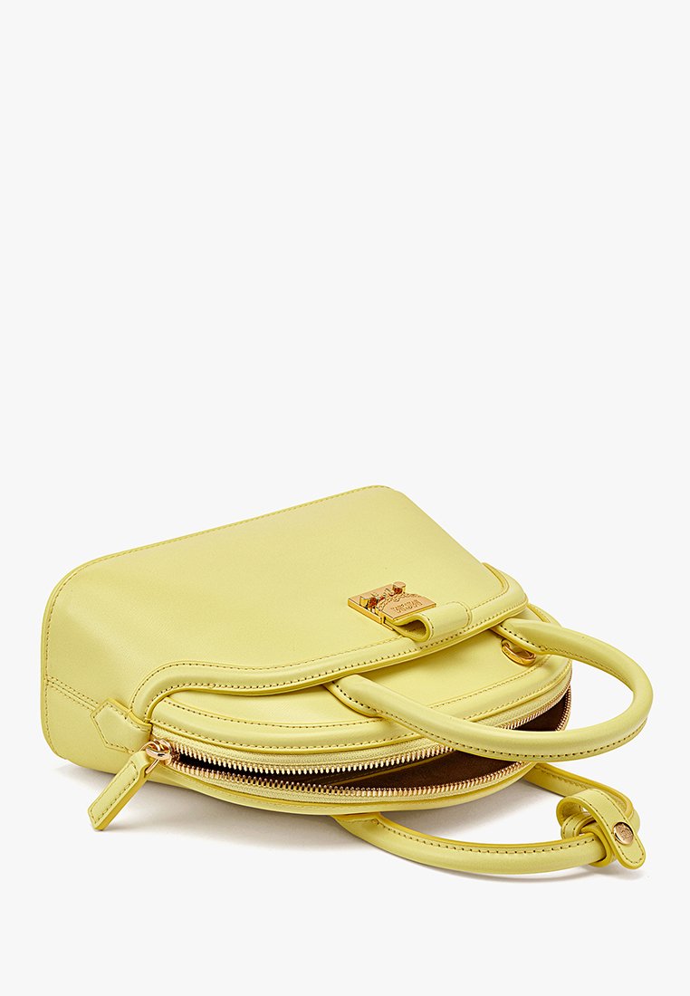 Geel leren crossbody tas met een ronde vorm. Voorzien van een ritsluiting, een afneembare schouderband en een metalen logo accent.