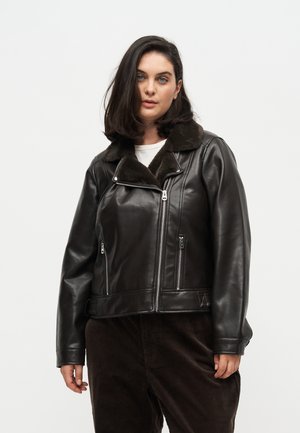 Vero Moda Curve, VMCHAILEY SHORT COATED JACKET - Яке от изкуствена кожа - chocolate torte
