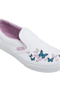 Bílé nazouvací boty s fialovým interiérem, zdobené několika motivy motýlů v modré a růžové barvě. Odolný plátěný materiál a gumová podrážka.