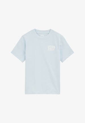 Világoskék pamut póló rövid ujjakkal, kerek nyakkal és fehérnyomott logóval a bal melle területén. Simább textúra, klasszikus szabás.