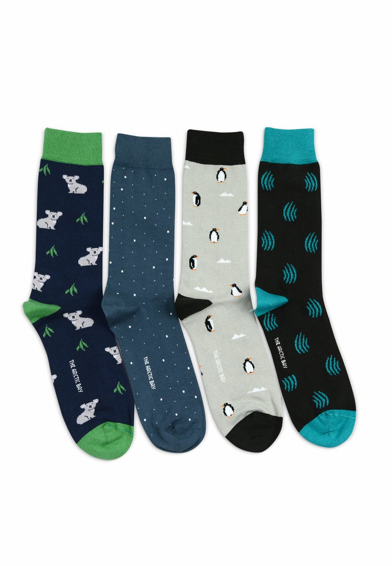 Cuatro pares de calcetines coloridos: marino con koalas, azul oscuro con puntos blancos, gris claro con pingüinos y negro con olas azules.
