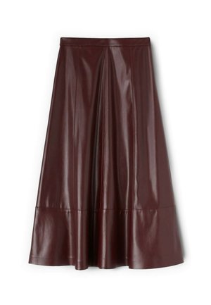 Donkerbruine high-waist A-lijn midi-rok met glanzende leren textuur en een naaddetail nabij de zoom.