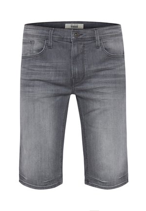 Short en jean gris jusqu’aux genoux, avec des passants de ceinture, une fermeture à bouton, des poches avant et des marques horizontales délavées.