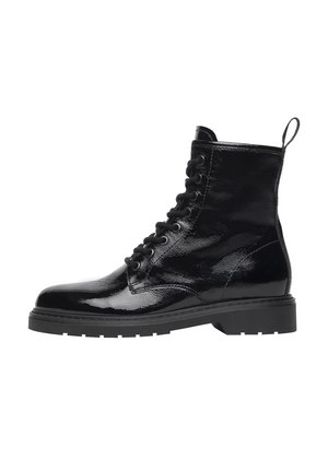 Bottines en cuir verni noir avec un bout arrondi, un devant à lacets, une finition texturée et une semelle plate en caoutchouc robuste.