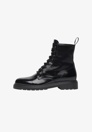 Bottines en cuir verni noir avec un bout arrondi, un devant à lacets, une finition texturée et une semelle plate en caoutchouc robuste.