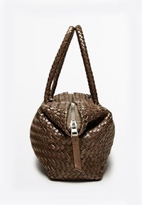 Borsa in pelle intrecciata marrone con chiusura a zip, dotata di due manici intrecciati e design a base arrotondata. Superficie testurizzata con cuciture dettagliate.