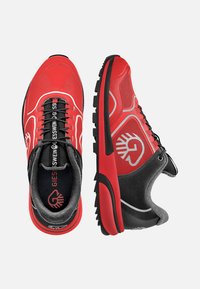 Rote Sportschuhe mit Obermaterial aus Mesh; schwarze und graue Akzente; flache Schnürsenkel und Logodetail an der Seite; strukturierte Sohle für guten Halt.