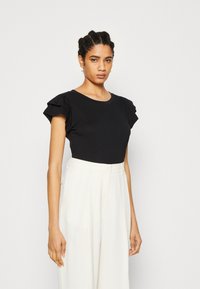 Selected Femme - SLFCAMILA RUFFLE TEE - Nyomott mintás póló - black Miniatűr kép 1