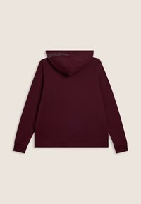 Felpa con cappuccio bordeaux a maniche lunghe disposta piatta, mostrando il retro, con un sottile dettaglio testuale sul bordo del cappuccio su uno sfondo neutro.