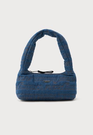 Bolso de mezclilla azul con un asa curva y acolchada. Presenta un discreto patrón de logo marrón y un cierre de cordón negro.