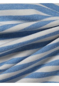 Modrý a bílý pruhovaný pletený materiál, měkká textura, se stejnoroměrně rozloženými horizontálními pruhy a hladkým, pružným povrchem.