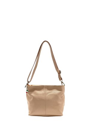 Sac à bandoulière en cuir beige texturé avec une sangle réglable et une petite étiquette drapeau italien sur le côté, sur fond blanc.