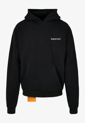 Must ritsega must kapuutsiga sweatshirt, millel on esitasku ja varrukad. Omab valget teksti "unustatud näod" tasku kohal ja oranži sildi allservas.