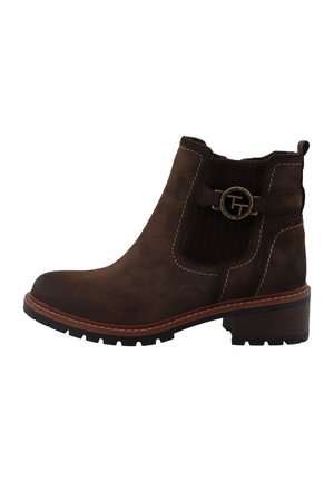 Bottine en daim marron avec petit talon bloc, panneau latéral élastique, boucle logo métallique décorative et détail de semelle cousue.