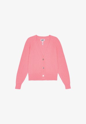Lyserød strikket cardigan med lange ærmer, V-hals, ribkant ved ærmer og bund, og tre forskellige farvede knapper foran.