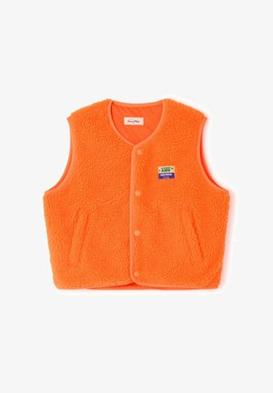 Veste polaire sans manches orange vif avec boutons-pression, poches latérales et une petite écusson rectangulaire sur la poitrine.