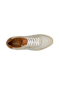 Baskets beige et marron clair avec lacets blancs et col rembourré, vues de dessus sur fond blanc.