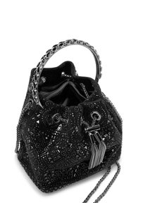 Bolso de tela negra tipo bucket con acentos metálicos, que presenta un asa trenzada, detalles de borlas y una superficie texturizada con patrones geométricos.