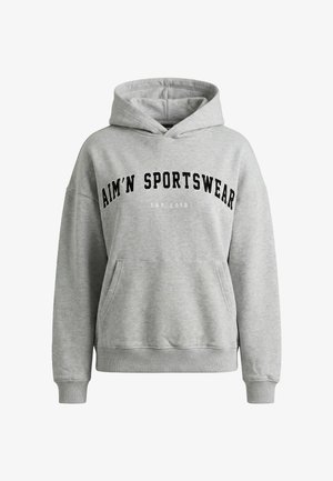 Jasnoszara bluza z kapturem z kieszenią kangurka, ściągaczami na rękawach oraz napisem „AIM'N SPORTSWEAR EST. 2013” w czerni i bieli na przodzie.