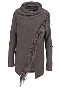 Maglione marrone a maglia con colletto drappeggiato e design asimmetrico. Presenta dettagli con frange su un lato e un bottone decorativo nei pressi della spalla.