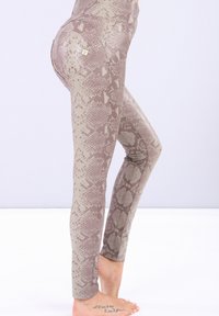 Leggings a vita alta in un motivo a serpente beige e marrone, caratterizzati da una superficie liscia e un design aderente con un piccolo dettaglio del logo.