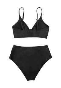 Conjunto de bikini negro que incluye un top tipo bralette triangular con tirantes ajustables y una parte de abajo de cintura alta, fabricado en material suave y elástico.