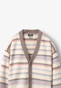 Prugasta kardigan iz mehke, lahke tkanine. Ima V-izrez, rjave gumbe in mešanico bež, modrih, roza in rjavih prug.