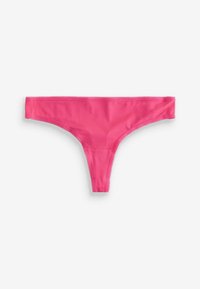 Bikini thong rose avec une texture lisse, une couverture minimale et de fines bretelles sur les côtés. Présente des bords cousus sans motifs ni détails matériels.