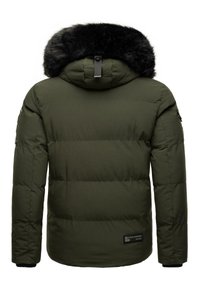 Giacca puffer verde oliva con cappuccio foderato in pelliccia nera regolabile, tasche laterali con zip e motivo di cuciture orizzontali. Patches con logo sulla parte bassa della schiena.