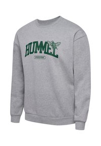 Sudadera gris con cuello y puños acanalados. Presenta la inscripción en verde "HUMMEL" y un gráfico de abeja sobre una etiqueta de "SPORTSWEAR".