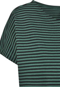 Zeleno-černé pruhované tričko s měkkou texturou, krátkými rukávy a výstřihem do V. Výrazné horizontální pruhy se liší šířkou.