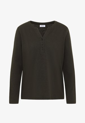 Maglietta verde scuro a maniche lunghe con scollo a V e tre bottoni neri sul collo. Tessuto morbido e leggero con una finitura leggermente texturizzata.