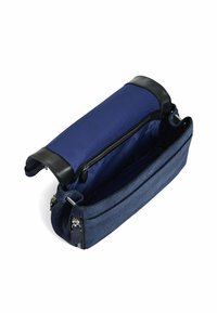 Borsa a tracolla blu in tessuto con una morbida patta in pelle nera, scomparto principale con zip e cuciture a contrasto su una trama simile al denim.