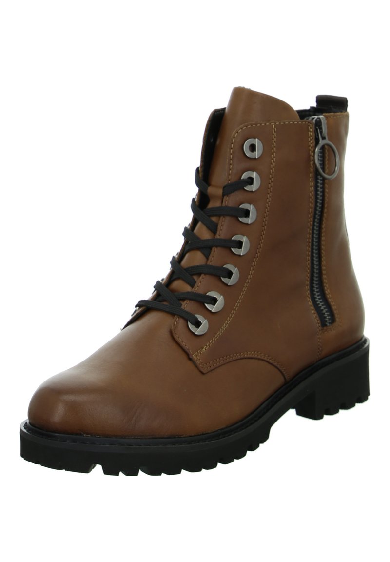 Stivale ankle in pelle marrone con lacci neri, occhielli in metallo argentato e zip laterale. Presenta una suola in gomma nera spessa con battistrada testurizzato.